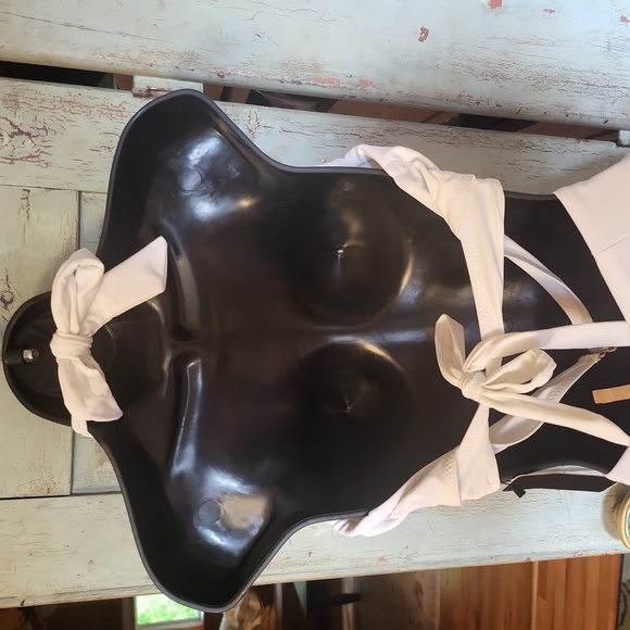 WHITE 2 PIECE BATHING SUIT. - Picture 4 of 10